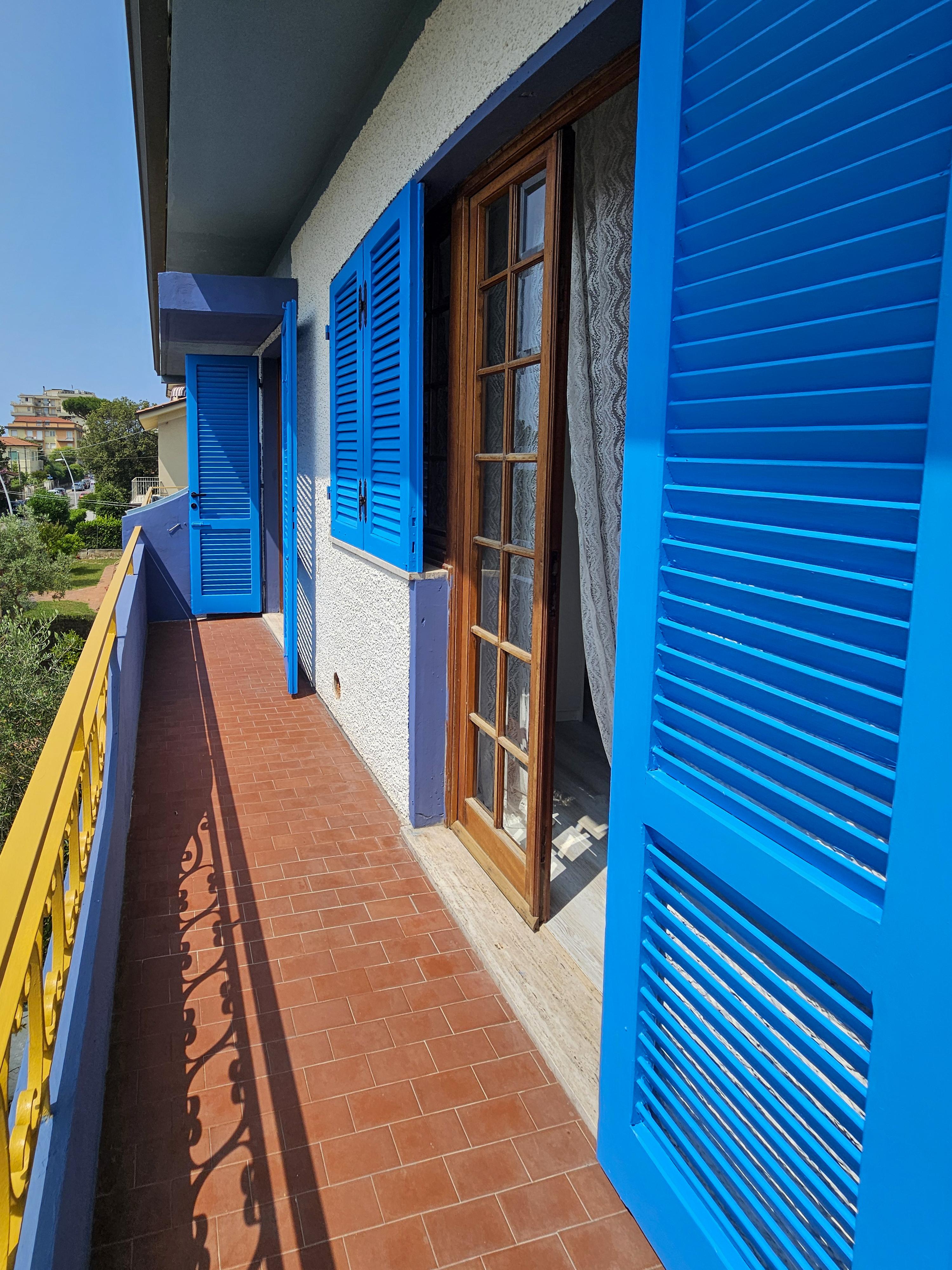 Villa Versilia - Balcone superiore con persiane blu