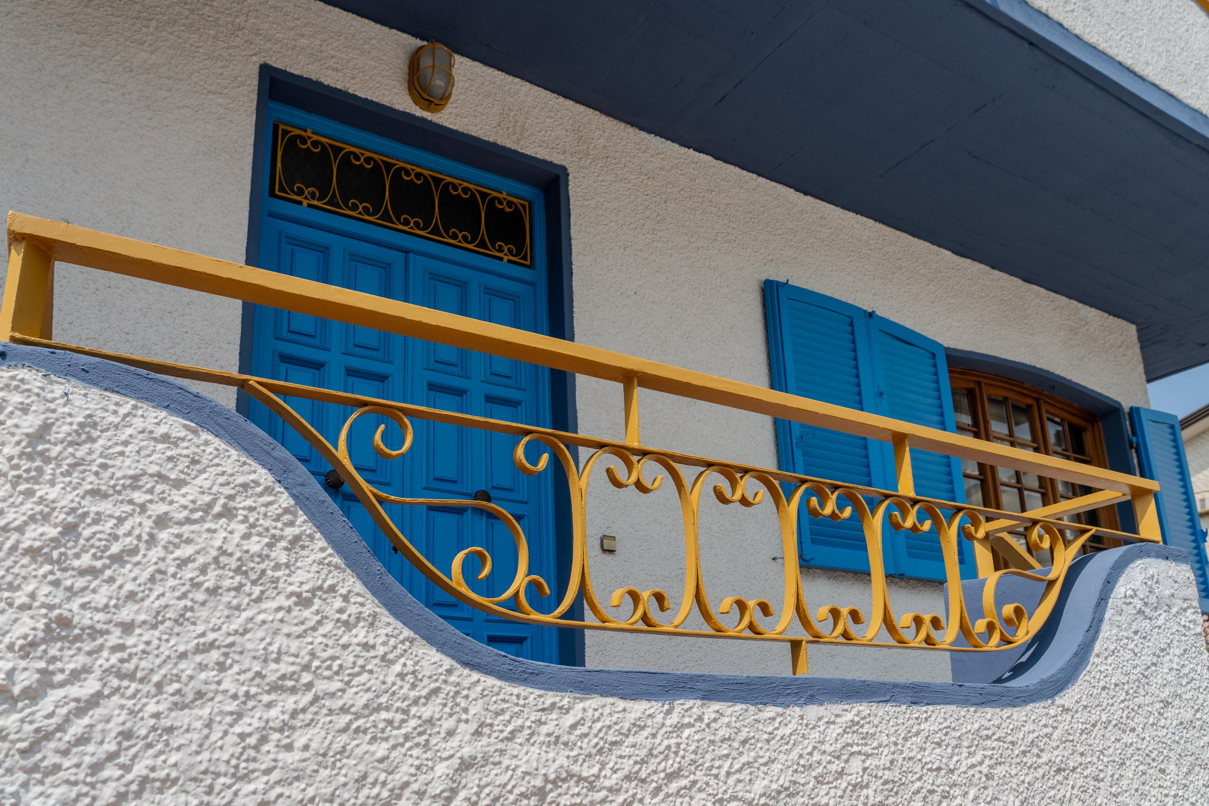 Balcone con ringhiera dorata