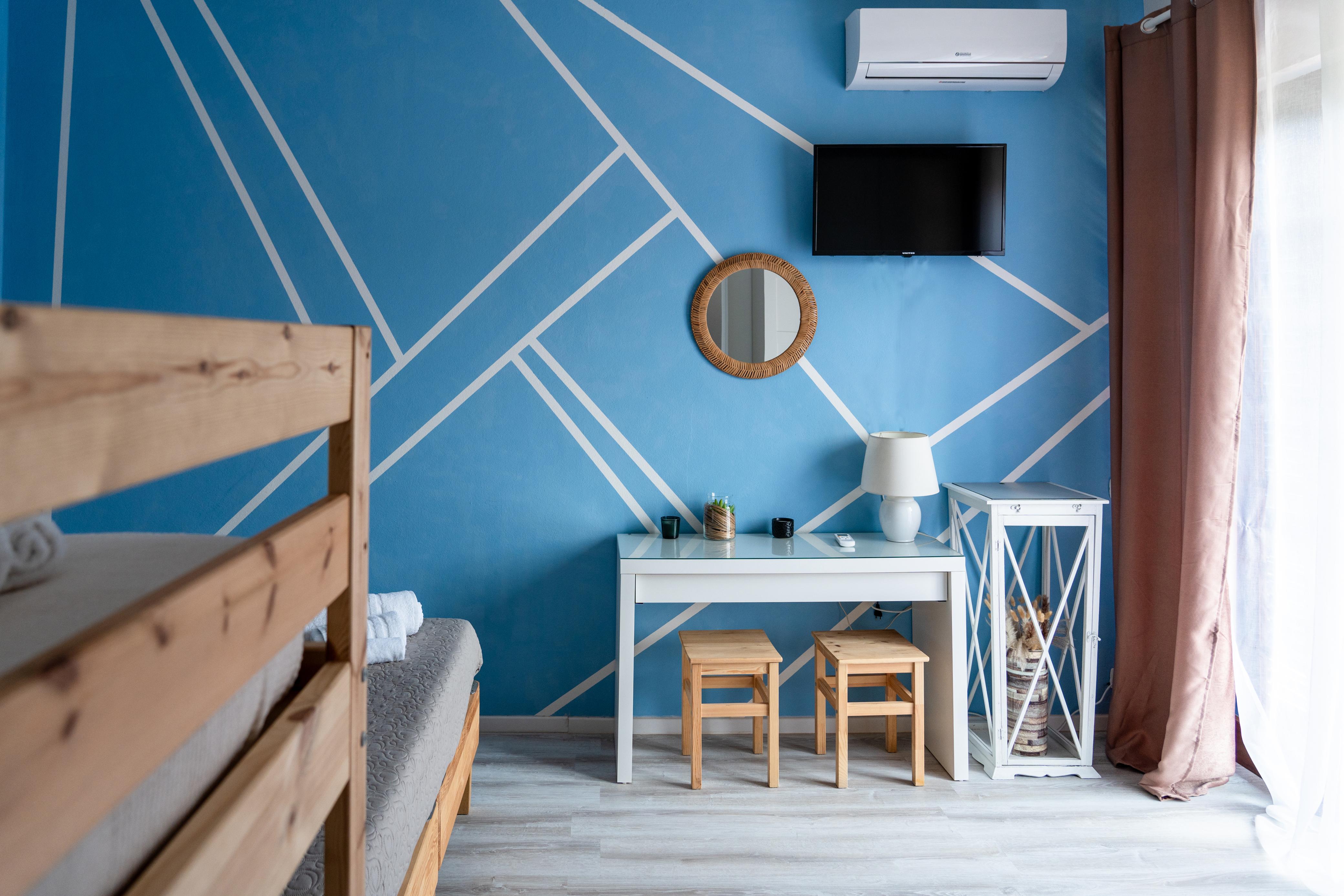 Villa Versilia - Camera azzurra con scrivania e TV