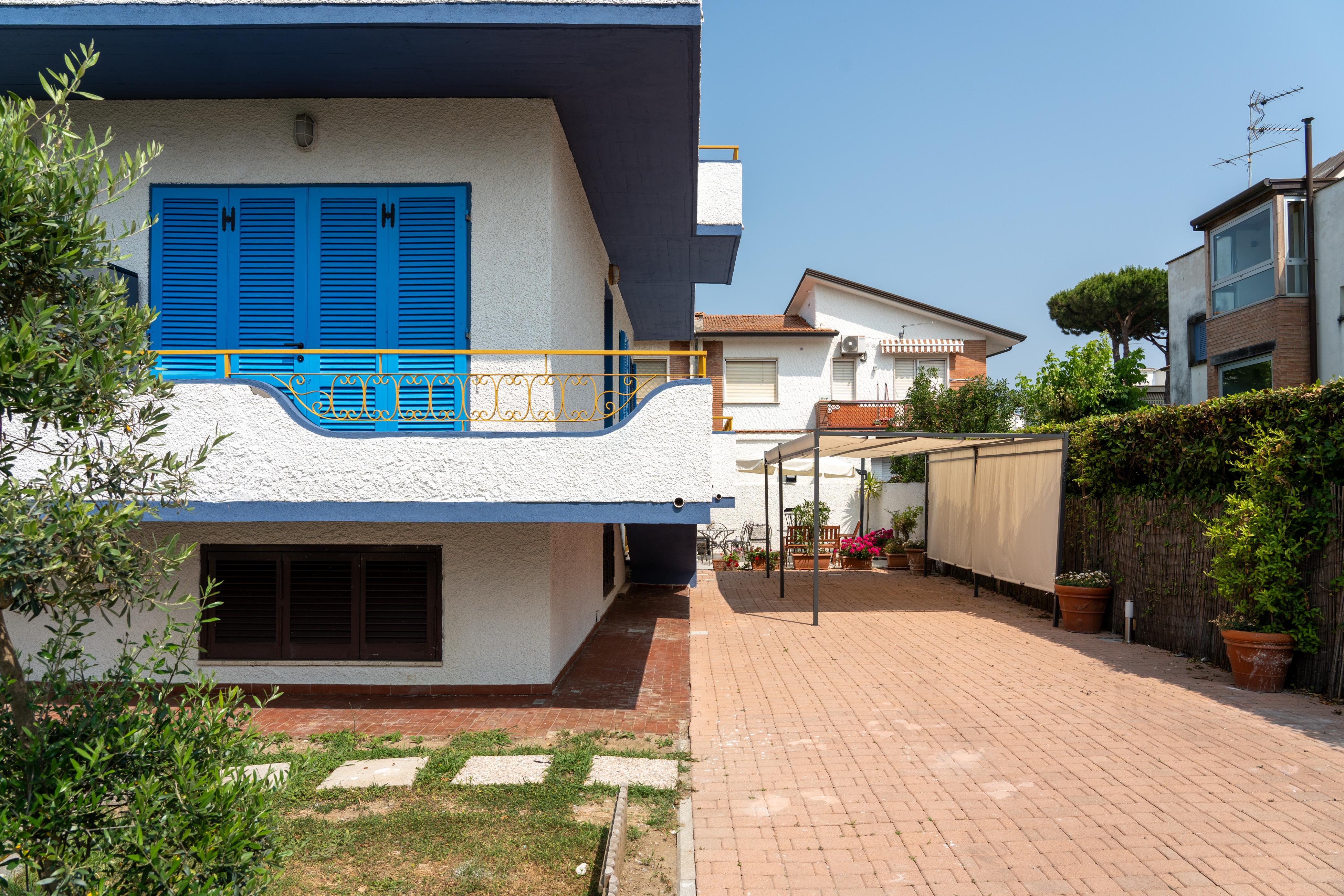 Villa Versilia - Esterno con balcone e caratteristiche persiane blu