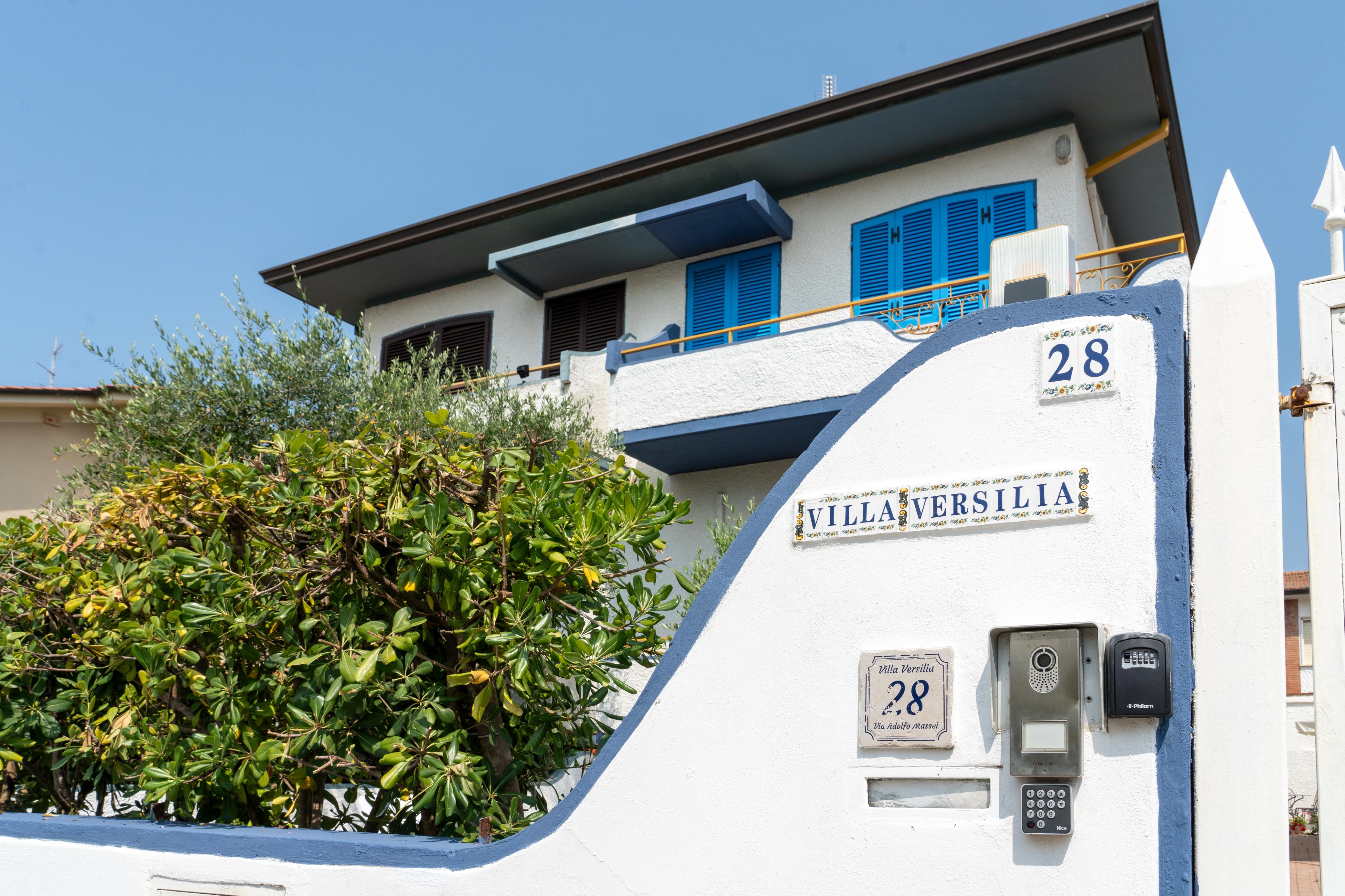 Villa Versilia - Ingresso con targa in ceramica