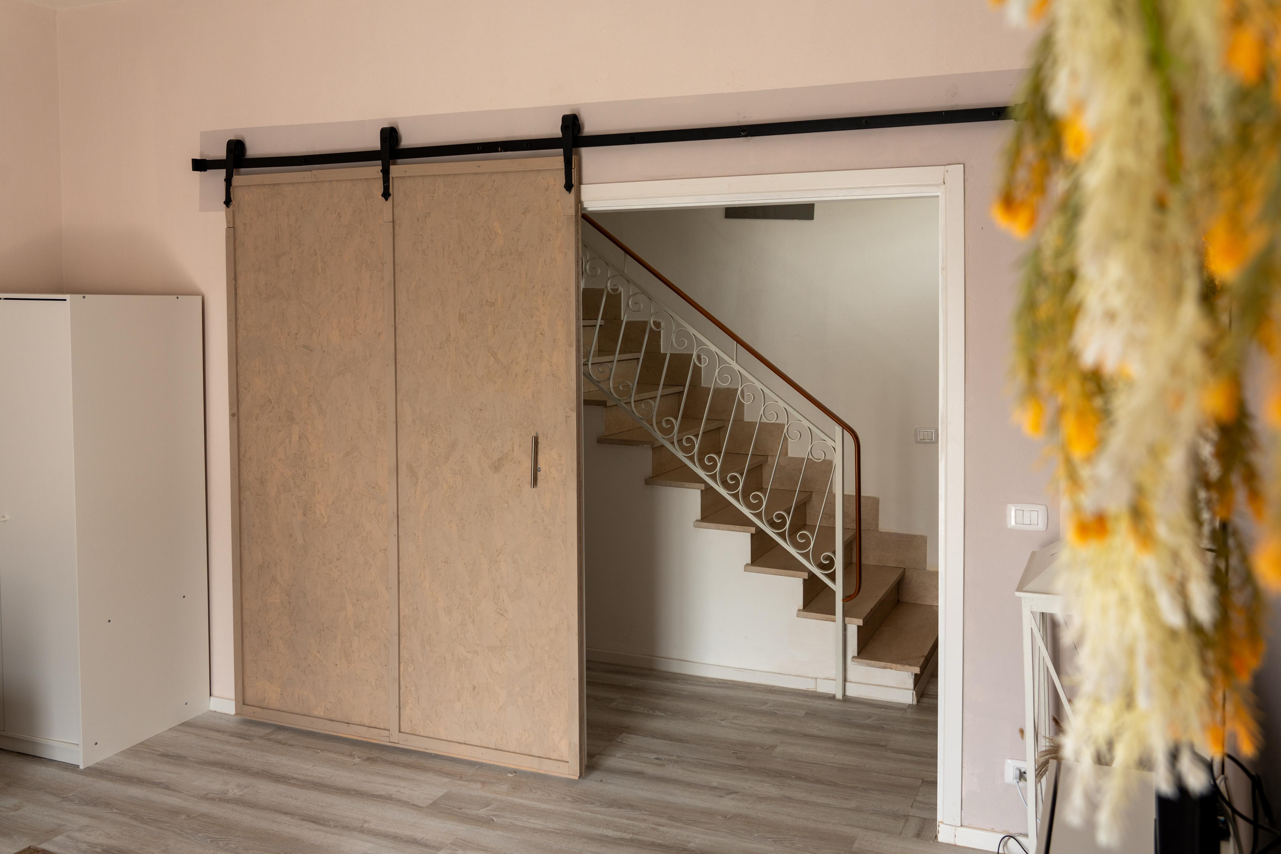 Villa Versilia - Porta scorrevole e scala interna