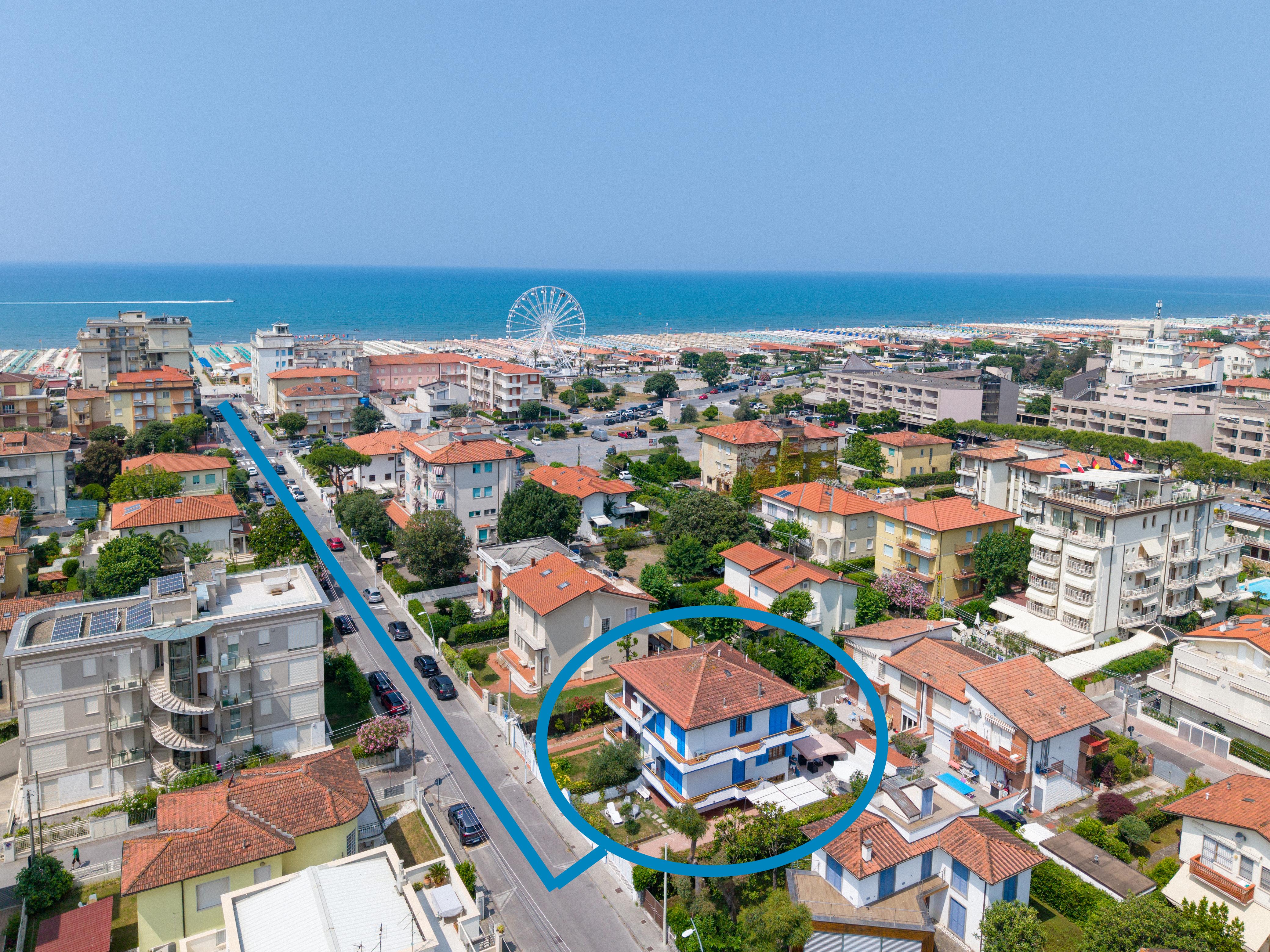 Villa Versilia - Vista aerea: posizione a 250m dal mare